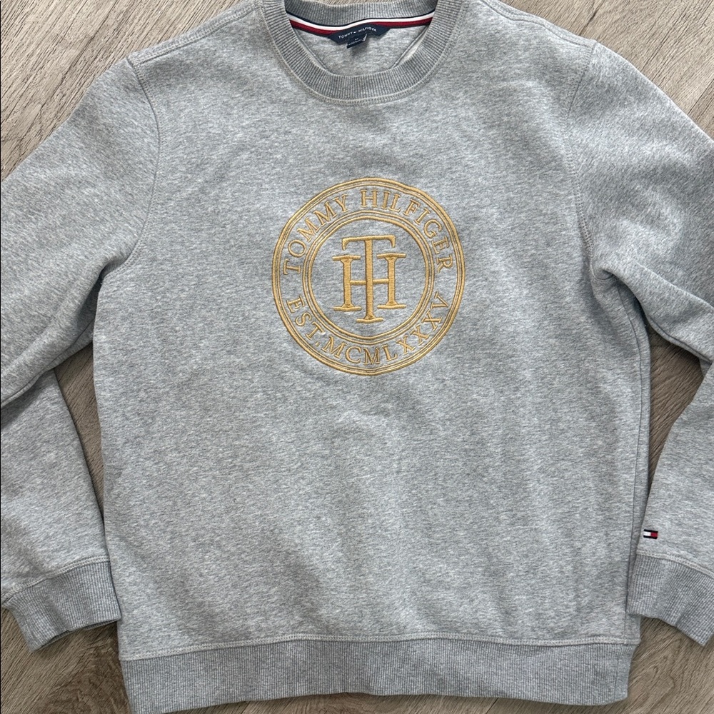 Tommy Hilfiger Light Gray Crewneck Sweatshirt with Gold Crest